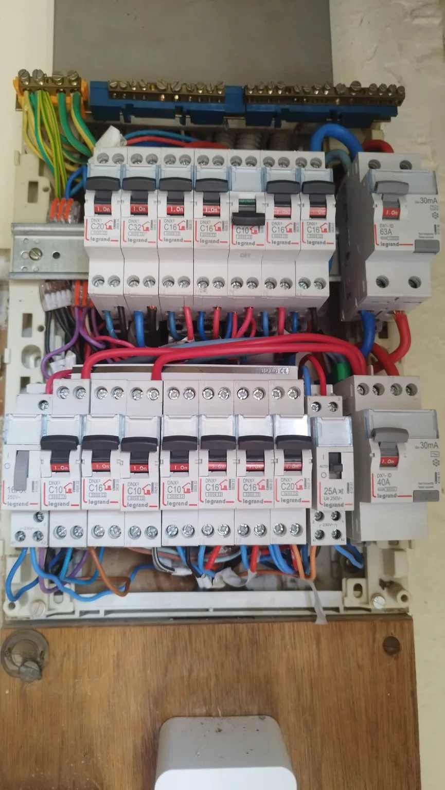 Raccordements repris lors d’un dépannage électrique à Migennes par CAP RECHARGE