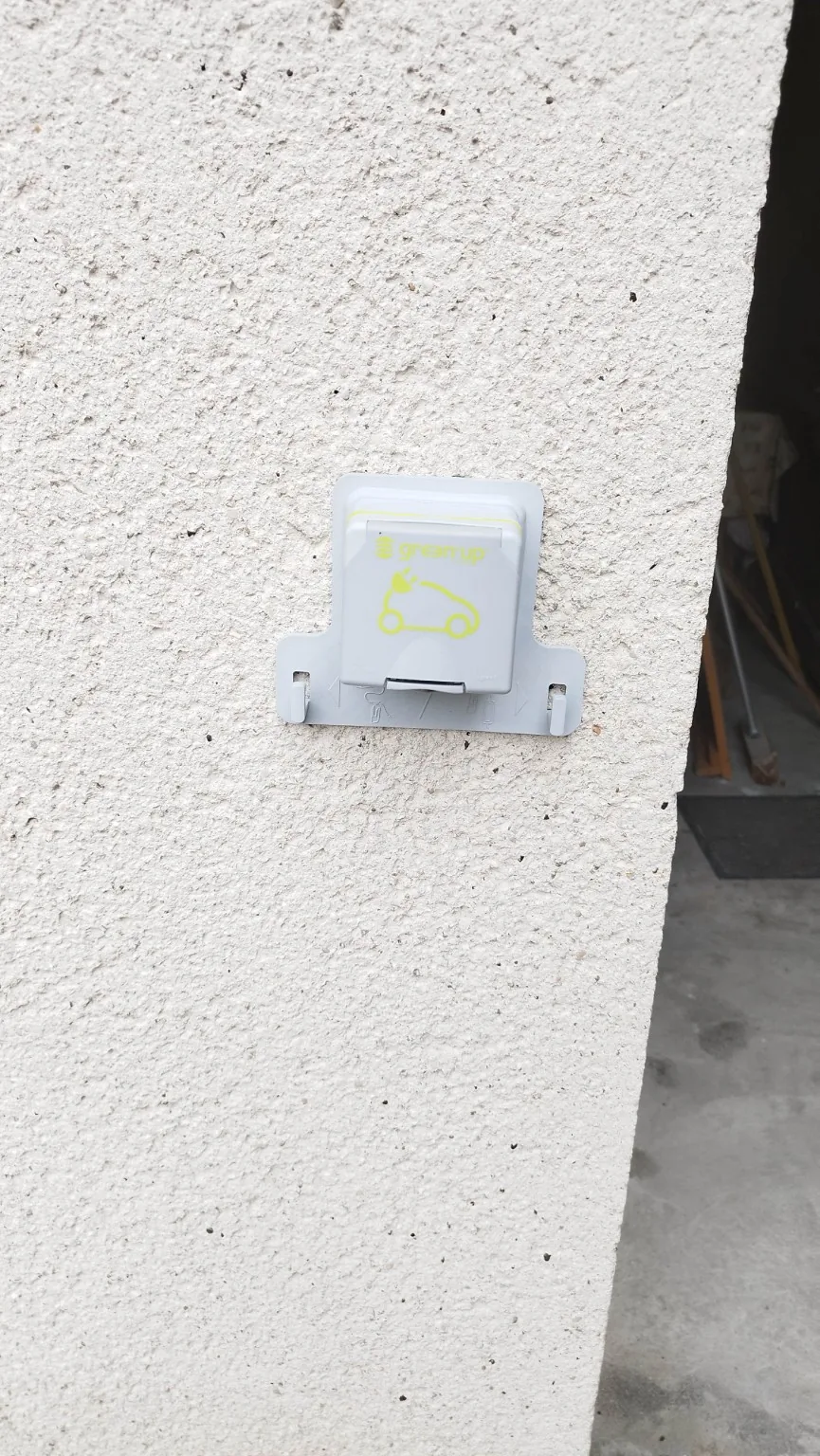 Prise renforcée Green’up installée en façade par CAP RECHARGE, secteur Charmoy