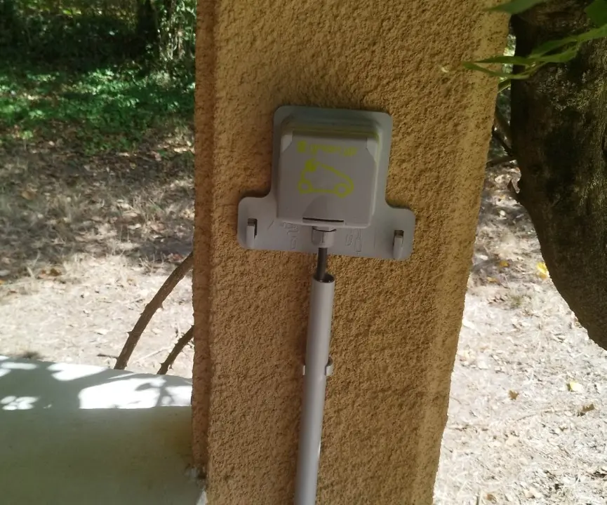 Prise renforcée Green'Up installée en extérieur à La Ferté-Loupière par CAP RECHARGE