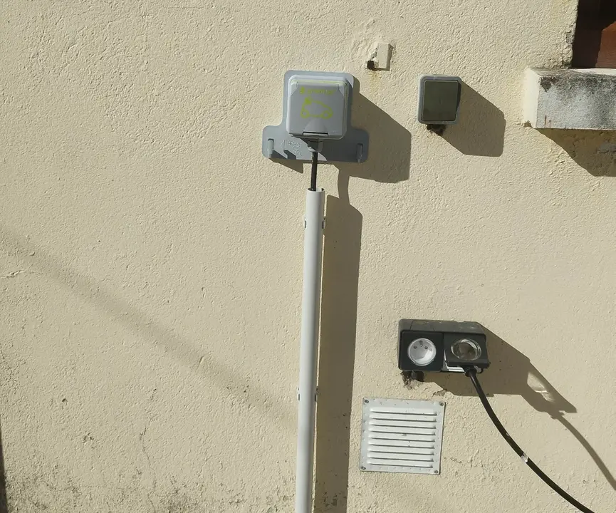 Prise renforcée Legrand Green’up installée à Sens par CAP RECHARGE